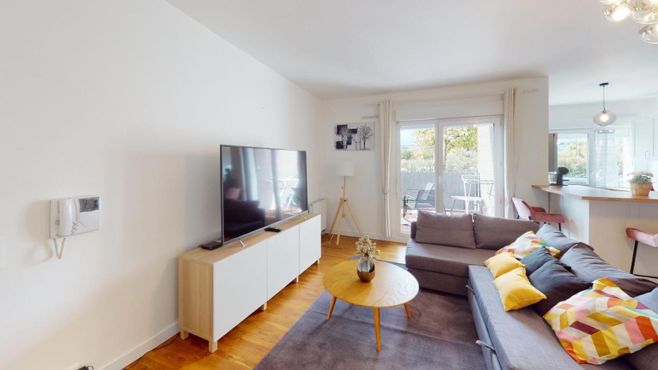 Live Like A Local Stylish 2Br With Balcony & Parking Appartement Saint-Denis  Buitenkant foto
